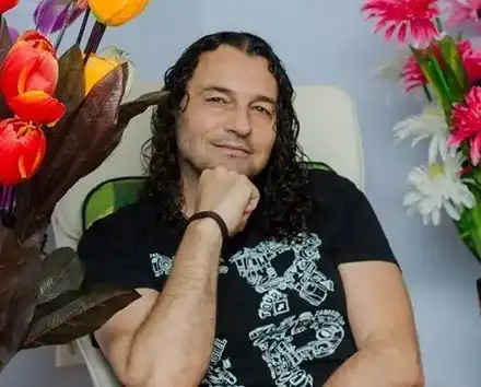 Икебаната бяга от София (Певецът ще работи в кръчма в Русе)