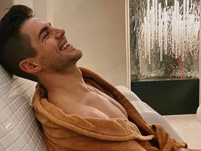 Иво Аръков показа ергенската си квартира