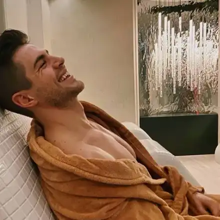 Иво Аръков показа ергенската си квартира