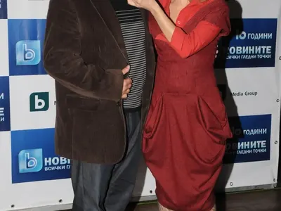 Жената на Мавриков дебютира с роман