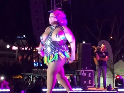 Коя е Уенди, жената с „танцуващите гърди”?