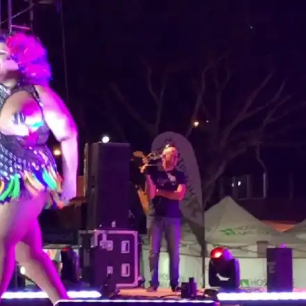 Коя е Уенди, жената с „танцуващите гърди”?