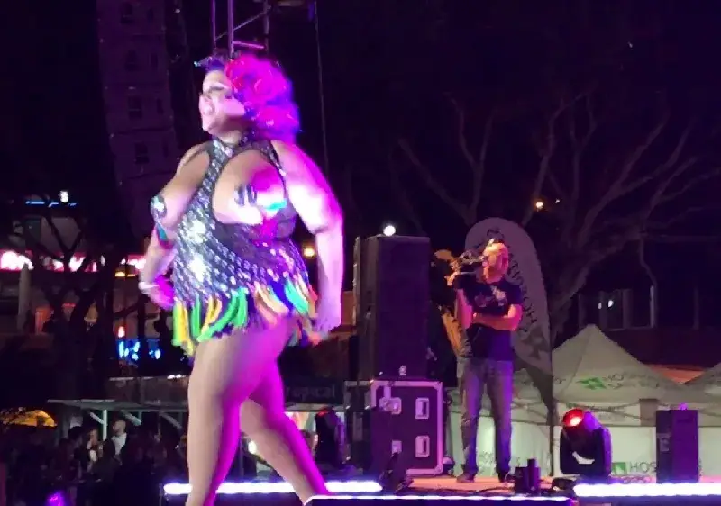 Коя е Уенди, жената с „танцуващите гърди”?