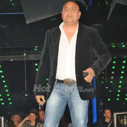 Кондьо стана строител в Англия, плаши със съд група „Цинга Манга Фънк”, посегнали на  „Доко, Доко”