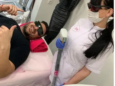 Константин заглади косъма! Фолк певецът се епилира