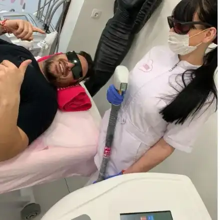 Константин заглади косъма! Фолк певецът се епилира