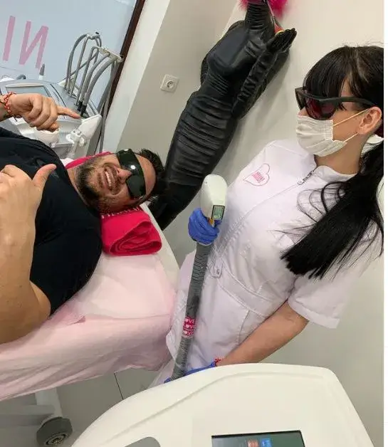 Константин заглади косъма! Фолк певецът се епилира