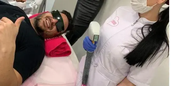 Константин заглади косъма! Фолк певецът се епилира