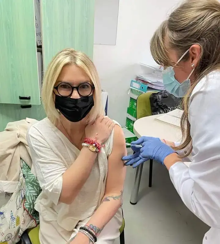 Кремена Халваджиян се ваксинира