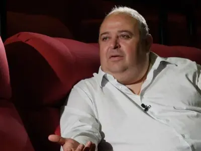 Любо Нейков се ЗАВЪРНА! Актьорът отново на театралната сцена