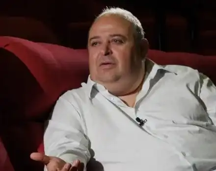 Любо Нейков се ЗАВЪРНА! Актьорът отново на театралната сцена