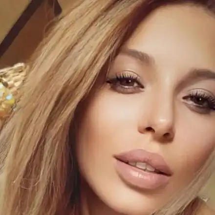 Мика на Камата с електромобил (ФОТО)