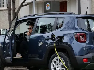 Мика на Камата с електромобил (ФОТО)