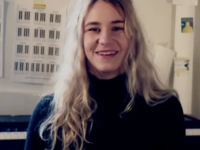 Мила Роберт се фука, че спяла в час