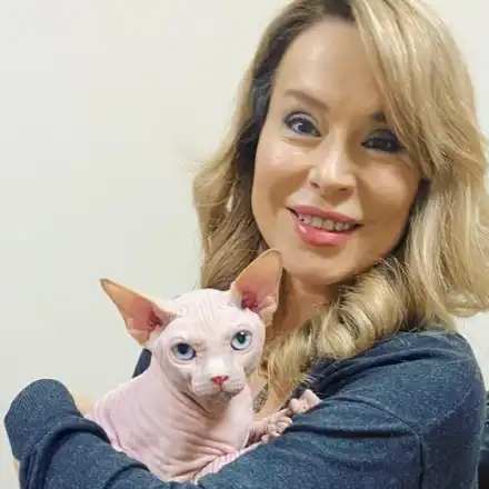 Мира Добрева гушка котка за 5000 долара