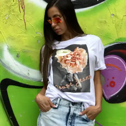 Мис Плеймейт написа книга