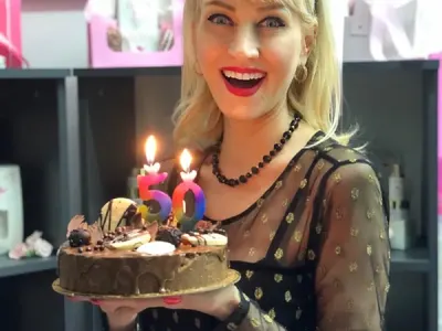 Мисис Баба чукна 50