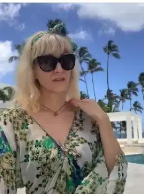 Мисис Баба празнува развода си в Доминикана (Фото)