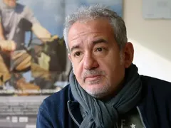 Налетяха на Командарев с псувни! За малко да блъснат режисьора с кола