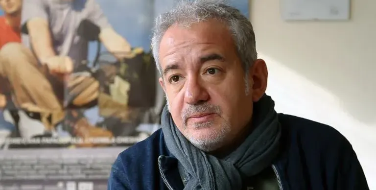 Налетяха на Командарев с псувни! За малко да блъснат режисьора с кола