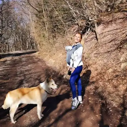 Николета Маданска разхожда бебето с конете