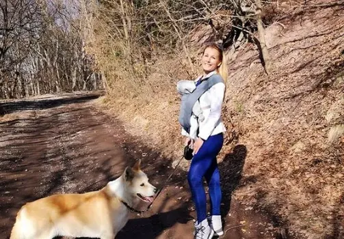 Николета Маданска разхожда бебето с конете