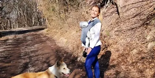 Николета Маданска разхожда бебето с конете