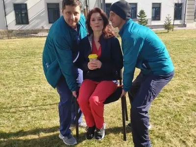 Носят Сърчаджиева на трон