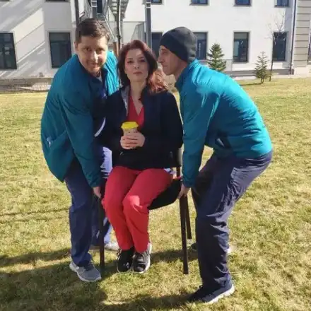 Носят Сърчаджиева на трон