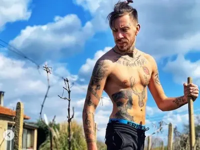 Павел копае на село