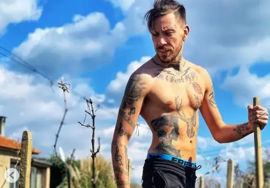 Павел копае на село