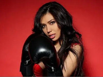 Плеймейтка позира само по боксови ръкавици за 8 март (СНИМКИ)