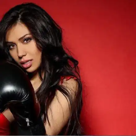 Плеймейтка позира само по боксови ръкавици за 8 март (СНИМКИ)