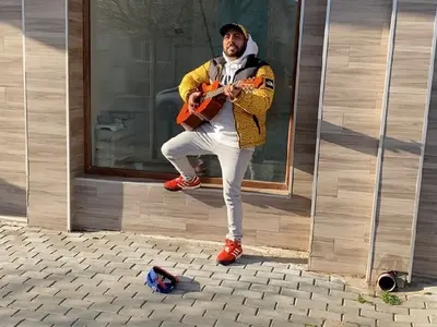 Рапърът 100 Кила стана уличен музикант