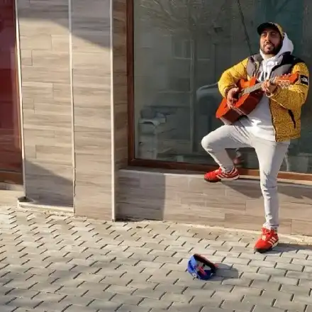 Рапърът 100 Кила стана уличен музикант