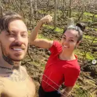 Рапърът Павел избяга с гаджето си на село (Изпълнителят смени микрофона с мотика)