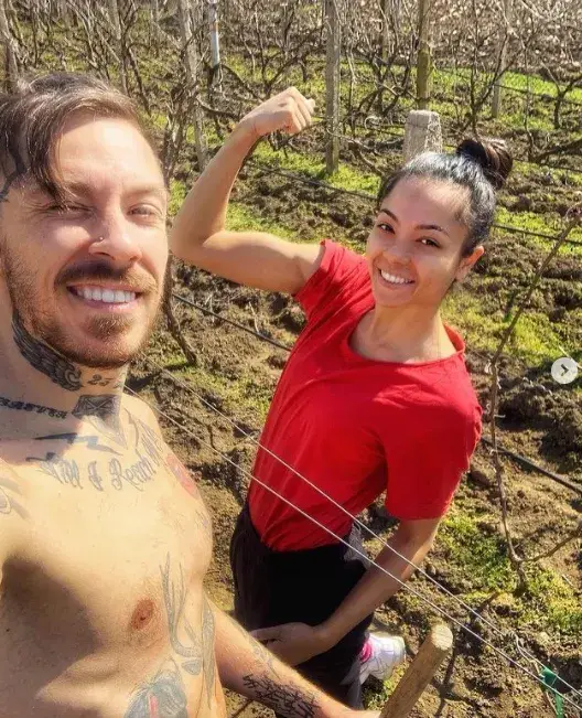 Рапърът Павел избяга с гаджето си на село (Изпълнителят смени микрофона с мотика)