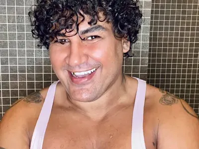 Разочаровани фенове на Азис питат: Подменен ли е в „Капките“ или губи гласа си, защо се излага?