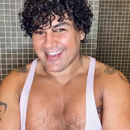 Разочаровани фенове на Азис питат: Подменен ли е в „Капките“ или губи гласа си, защо се излага?