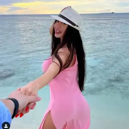 Санта Китана крие гадже на Малдивите