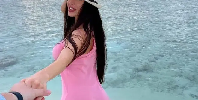 Санта Китана крие гадже на Малдивите