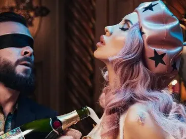 Санта Китана шокира с мега вулгарен клип (СНИМКИ ЗА ВЪЗРАСТНИ)