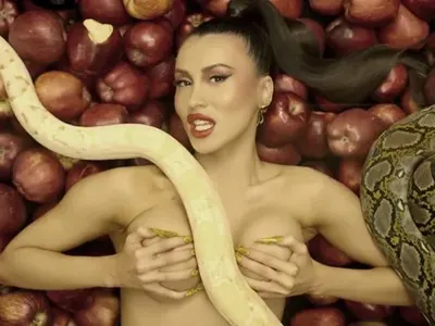 Санта Китана шокира с мега вулгарен клип (СНИМКИ ЗА ВЪЗРАСТНИ)