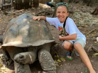 Щерката на Отварачката без нея в Занзибар (СНИМКИ)