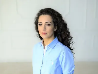 Щракнаха Елена Петрова със загадъчен мъж (Папарашки снимки)