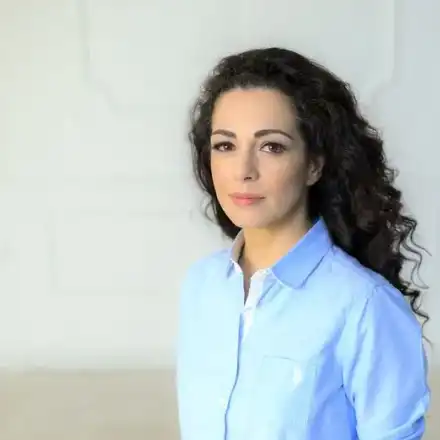 Щракнаха Елена Петрова със загадъчен мъж (Папарашки снимки)