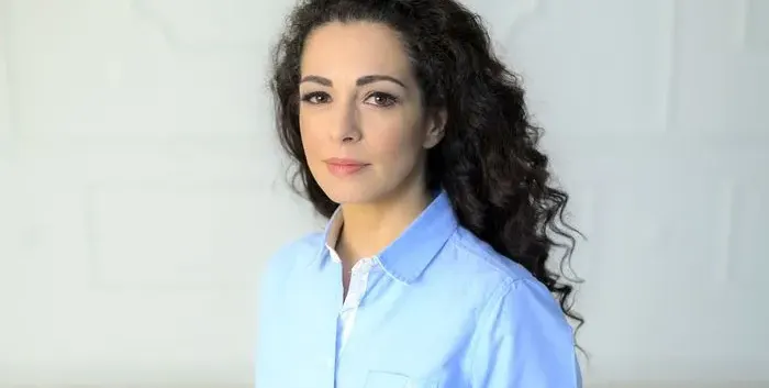 Щракнаха Елена Петрова със загадъчен мъж (Папарашки снимки)