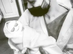 СКАНДАЛ:  Майки на бунт срещу Криско заради снимка от родилния дом
