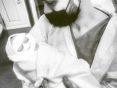 СКАНДАЛ:  Майки на бунт срещу Криско заради снимка от родилния дом