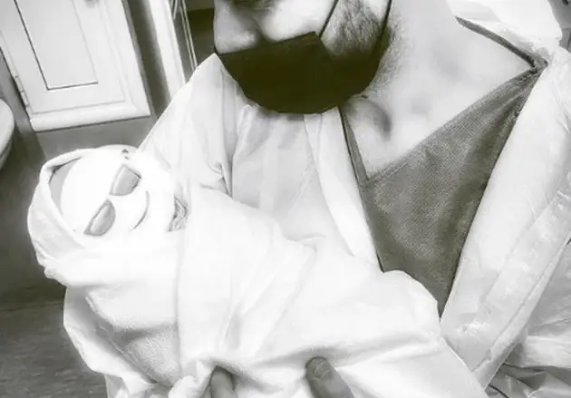 СКАНДАЛ:  Майки на бунт срещу Криско заради снимка от родилния дом